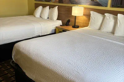 Photo 5 - Days Inn by Wyndham Park City Kansas