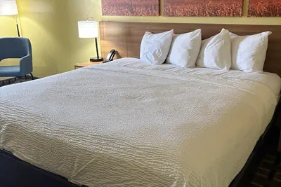 Photo 4 - Days Inn by Wyndham Park City Kansas
