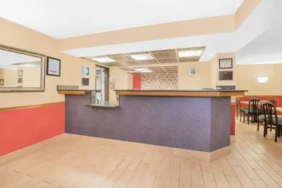Photo 2 - Super 8 by Wyndham Marshalltown
