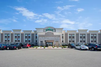 Photo 2 - Wingate by Wyndham Detroit Metro Airport