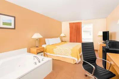 Photo 2 - Days Inn by Wyndham Worthington