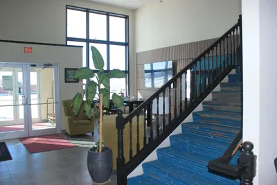 Photo 2 - Alliance Hotel & Suites, a Howard Johnson by Wyndham