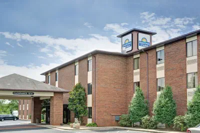 Photo 2 - Days Inn & Suites by Wyndham Hickory