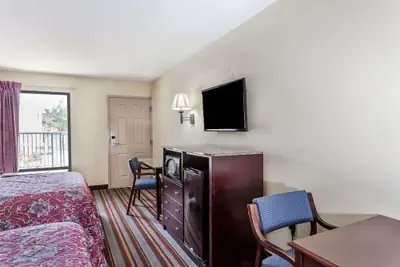 Photo 2 - Days Inn by Wyndham Sanford
