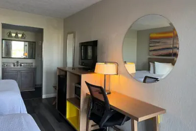 Photo 5 - Days Inn & Suites by Wyndham Dayton North