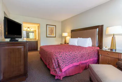Photo 5 - Days Inn & Suites by Wyndham Dayton North