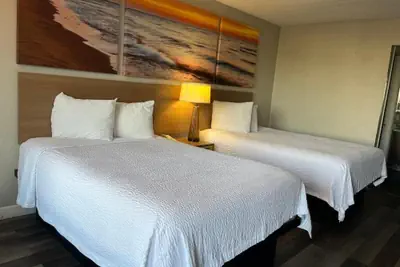 Photo 4 - Days Inn & Suites by Wyndham Dayton North