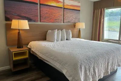 Photo 3 - Days Inn & Suites by Wyndham Dayton North