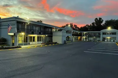 Photo 2 - Days Inn & Suites by Wyndham Dayton North