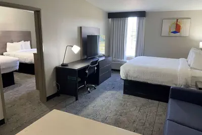 Photo 5 - Days Inn & Suites by Wyndham Tahlequah
