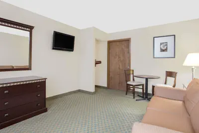 Photo 5 - Super 8 by Wyndham Danville