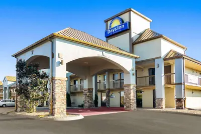 Photo 2 - Days Inn by Wyndham Goodlettsville/Nashville