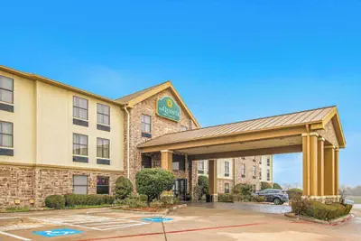 Photo 2 - La Quinta Inn & Suites by Wyndham Denison - N. Lake Texoma