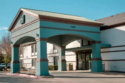 Photo 2 - Quality Inn & Suites Irving DFW Airport South