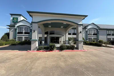Photo 2 - Quality Inn Hillsboro