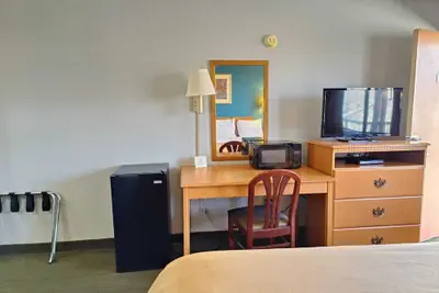 Photo 4 - Executive Inn