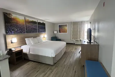 Photo 5 - Days Inn by Wyndham Dallas Plano