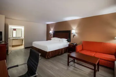 Photo 4 - Days Inn & Suites by Wyndham Tyler