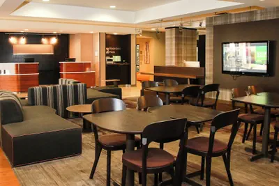 Photo 2 - Courtyard by Marriott Chesapeake