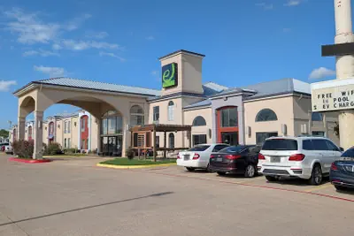 Photo 2 - Executive Inn and Suites Wichita Falls