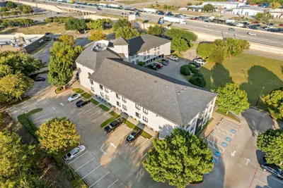 Photo 2 - Days Inn & Suites by Wyndham DeSoto