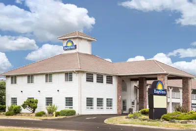 Photo 2 - Days Inn by Wyndham Ocean Shores