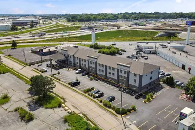 Photo 2 - Comfort Inn & Suites Hazelwood - St. Louis