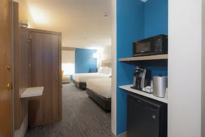 Photo 5 - Holiday Inn Express Hotel & Suites Minneapolis-Minnetonka by IHG