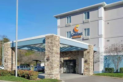 Photo 2 - Comfort Suites Nashville Airport - BNA