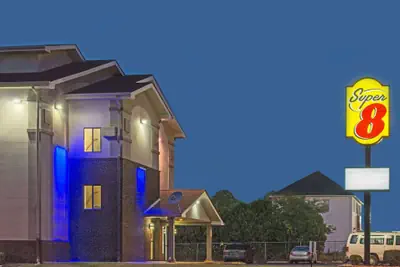 Photo 2 - Super 8 by Wyndham New Castle