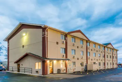 Photo 2 - Super 8 by Wyndham Bloomington/Normal