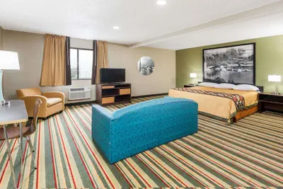 Photo 5 - Super 8 by Wyndham Bloomington/Normal