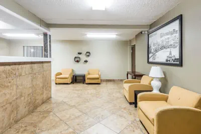 Photo 4 - Super 8 by Wyndham Bloomington/Normal
