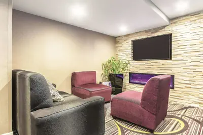 Photo 3 - La Quinta Inn & Suites by Wyndham Hartford - Bradley Airport