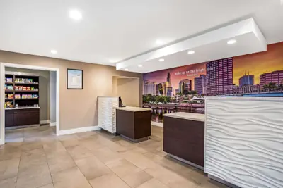 Photo 5 - La Quinta Inn & Suites by Wyndham Hartford - Bradley Airport
