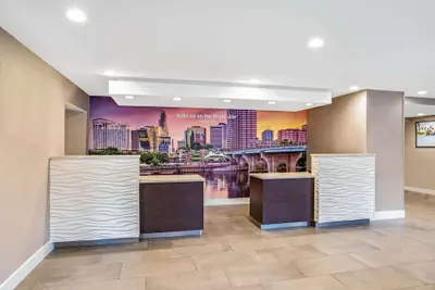 Photo 4 - La Quinta Inn & Suites by Wyndham Hartford - Bradley Airport