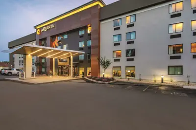 Photo 2 - La Quinta Inn & Suites by Wyndham Hartford - Bradley Airport