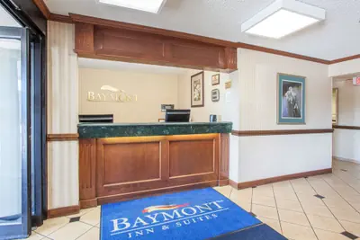 Photo 2 - Baymont by Wyndham Detroit/Roseville