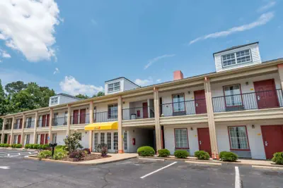 Photo 2 - Super 8 by Wyndham Alexander City