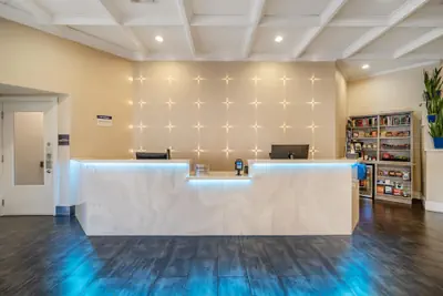Photo 4 - Best Western Plus Palm Court Hotel