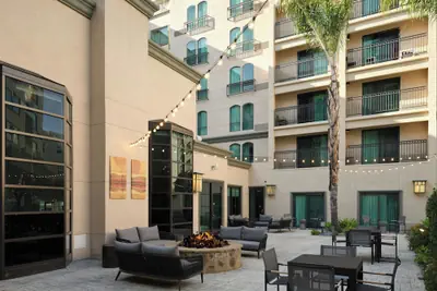 Photo 2 - Courtyard by Marriott Pasadena/Old Town