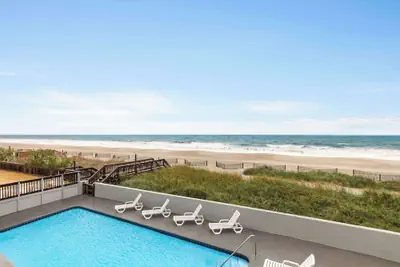 Photo 2 - Days Inn by Wyndham Myrtle Beach-Beach Front