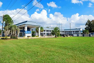 Photo 2 - Americas Best Value Inn Gonzales