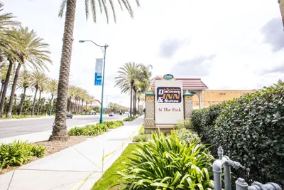 Photo 2 - Anaheim Discovery Inn & Suites