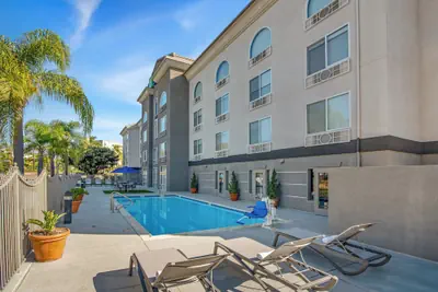 Photo 2 - Holiday Inn Express Hotel & Suites San Diego-Sorrento Valley by IHG