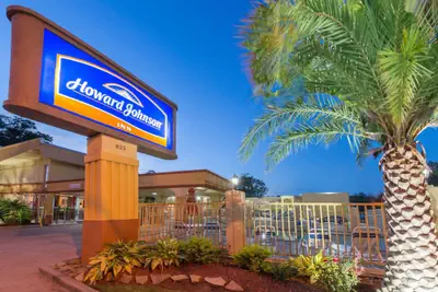 Photo 2 - Howard Johnson by Wyndham Historic Lake Charles