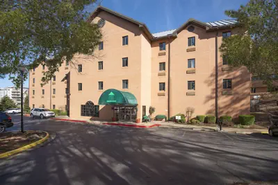 Photo 2 - Guest Inn & Suites - Midtown Medical Center