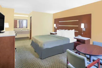 Photo 5 - Days Inn by Wyndham Fayetteville