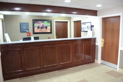 Photo 3 - Super 8 by Wyndham Louisville/Expo Center