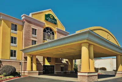 Photo 2 - La Quinta Inn & Suites by Wyndham Hot Springs